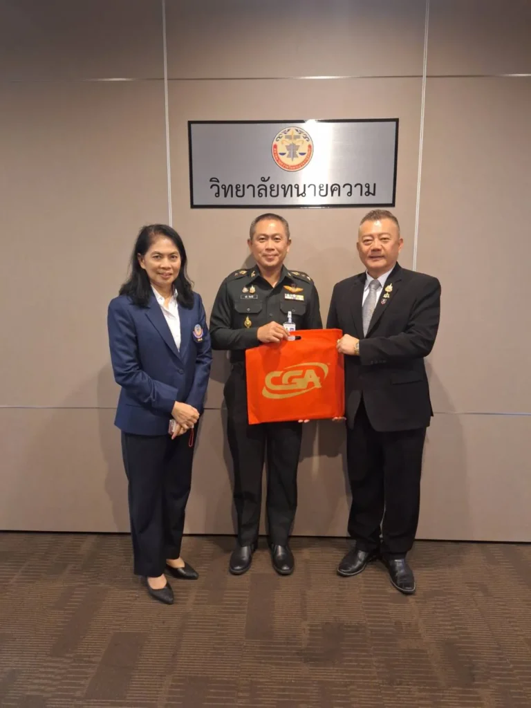 ดร.เดวิด ธนกฤต คุปกาญจน  ผู้บริหาร CGA  มอบของขวัญให้ วิทยาลัยทนายความ